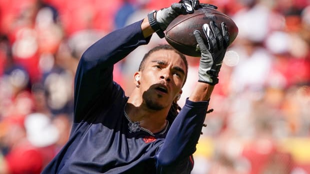 Bears wide receiver Chase Claypool (10) warms up against the Chiefs prior to a game at GEHA Field at Arrowhead Stadium